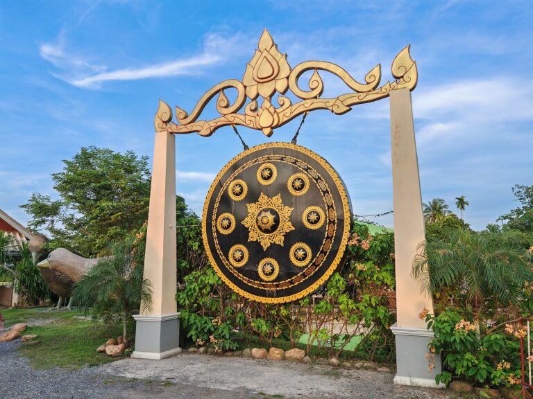 Khlong Hae Floating Market travel destination