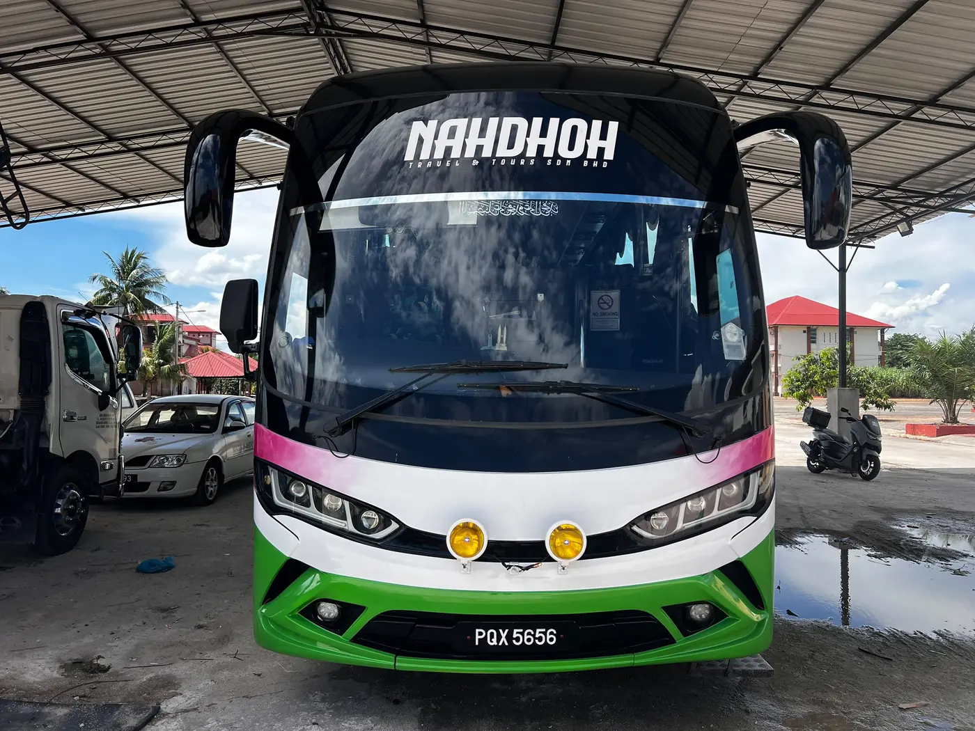 Bas sebenar berjenama Nahdhoh Travel dari pandangan hadapan