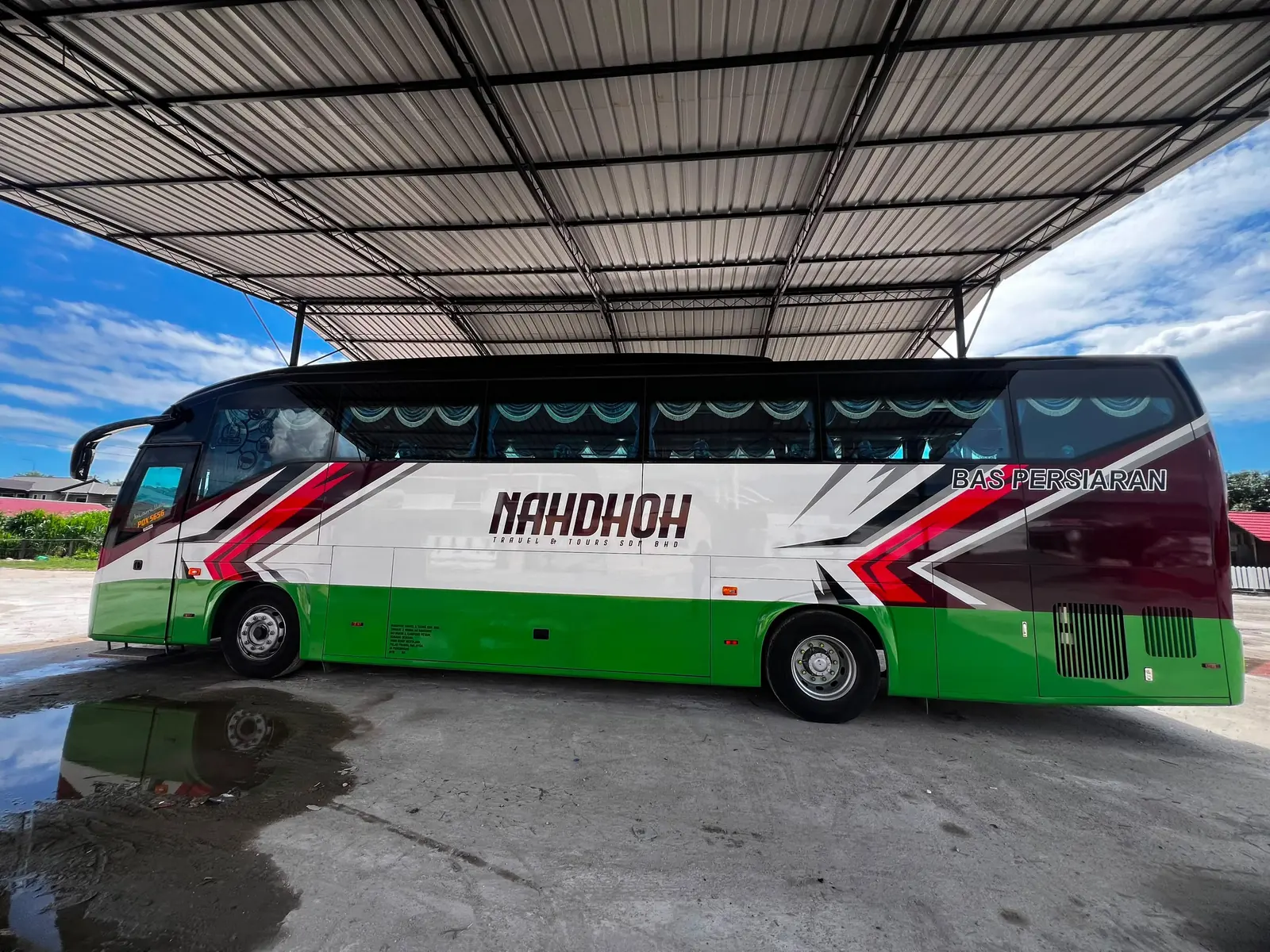 Bas sebenar berjenama Nahdhoh Travel dari pandangan sisi