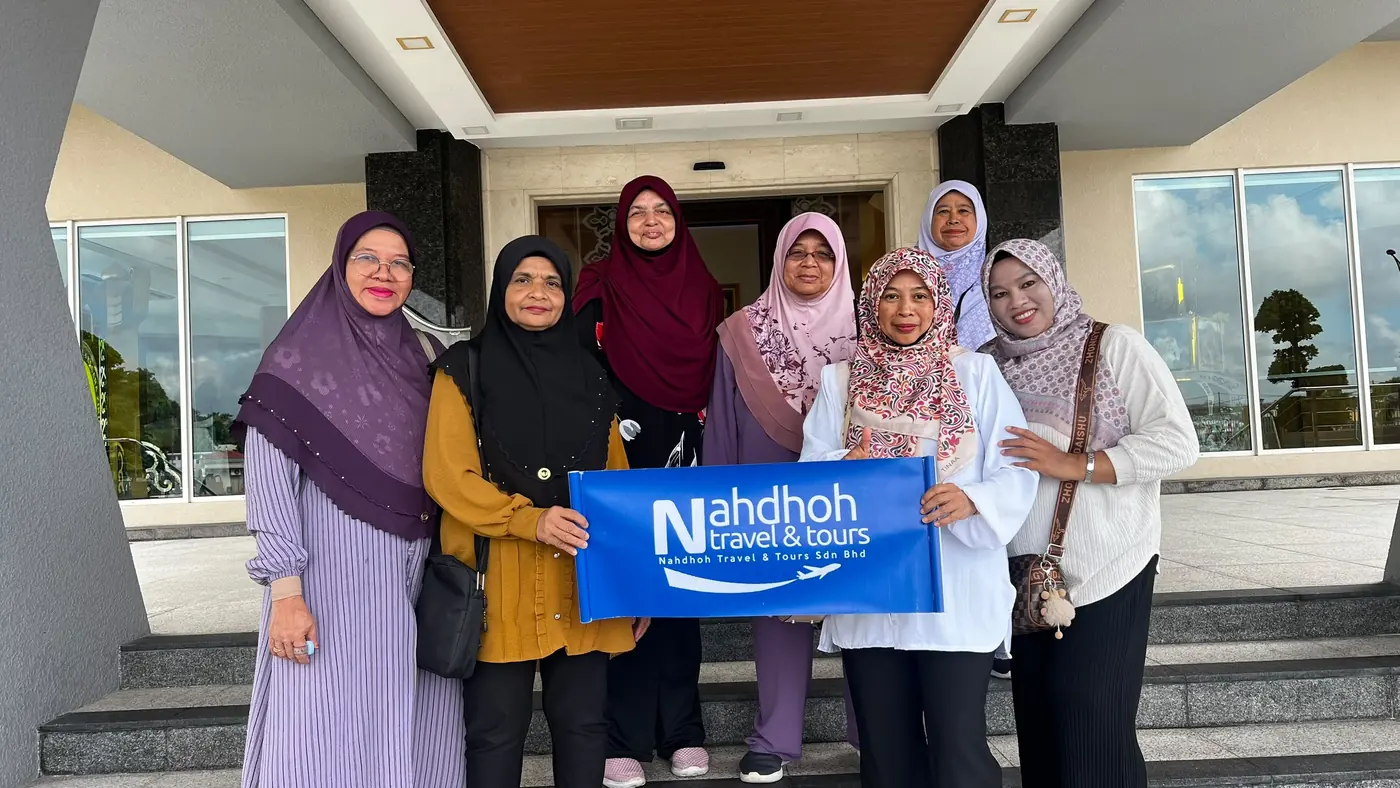 Kumpulan pelanggan sebenar bersama kain rentang Nahdhoh Travel