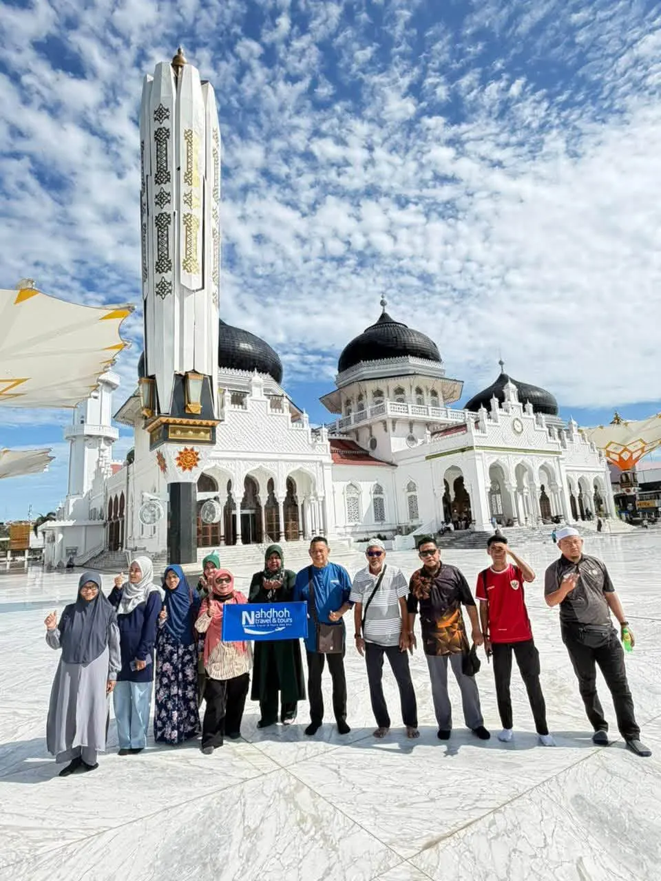 Kumpulan pelanggan Nahdhoh Travel di hadapan masjid