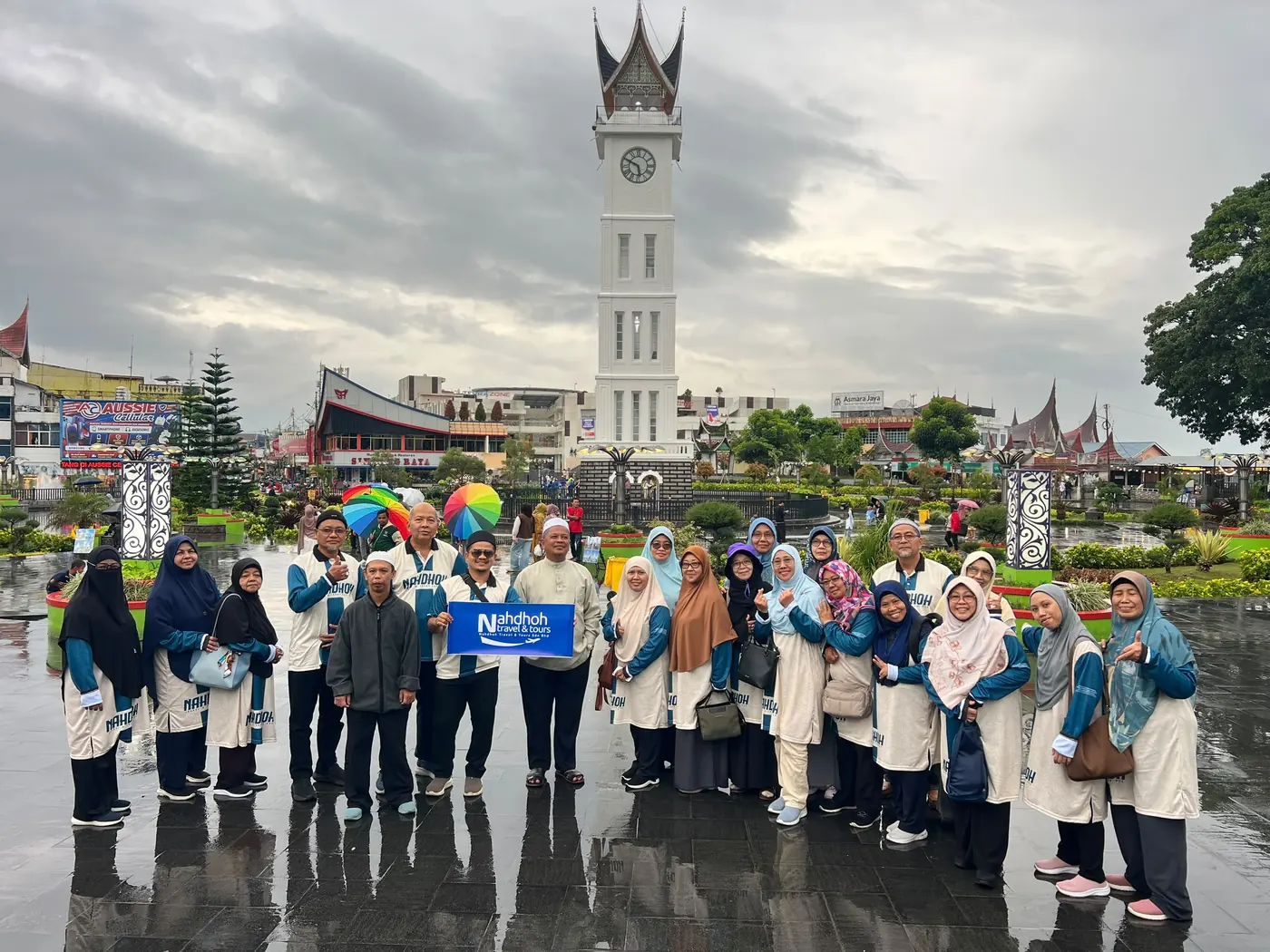 Kumpulan pelanggan Nahdhoh Travel di Bukittinggi