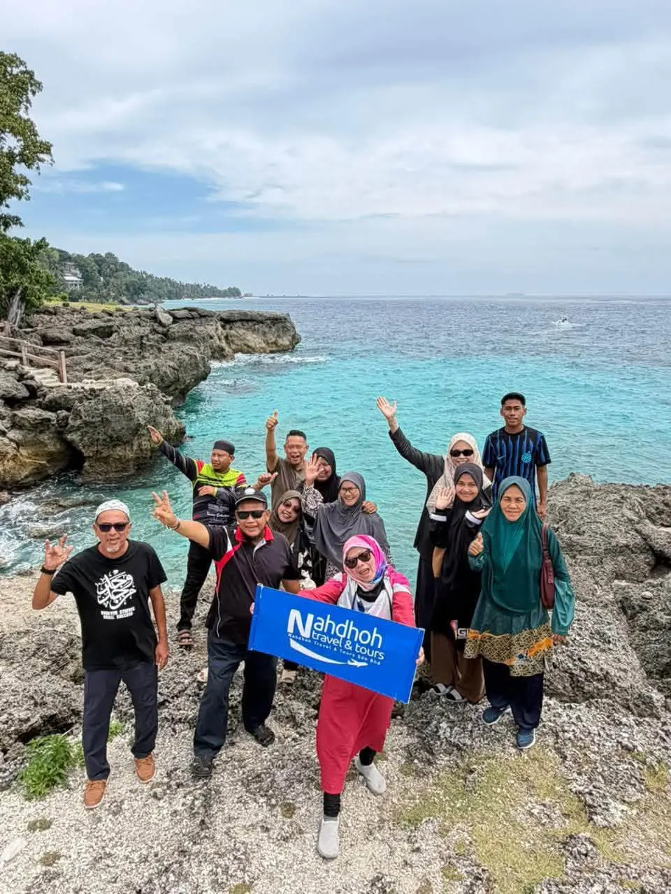 Kumpulan pelanggan Nahdhoh Travel di destinasi tepi laut