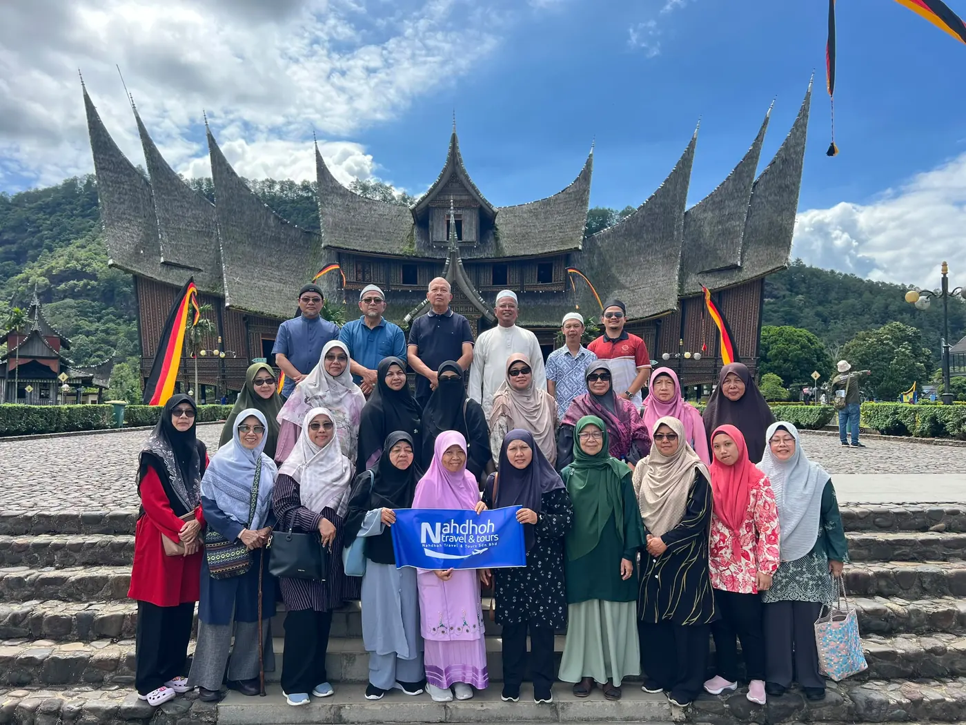 Kumpulan pelanggan Nahdhoh Travel di lokasi seni bina Minangkabau
