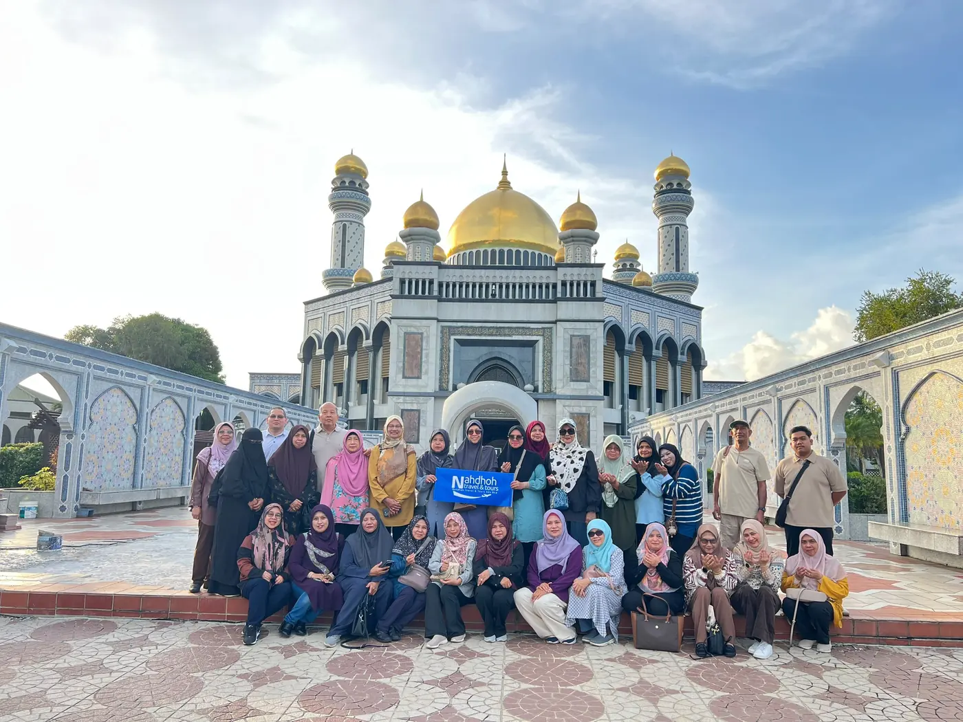 Kumpulan pelanggan Nahdhoh Travel di lokasi lawatan